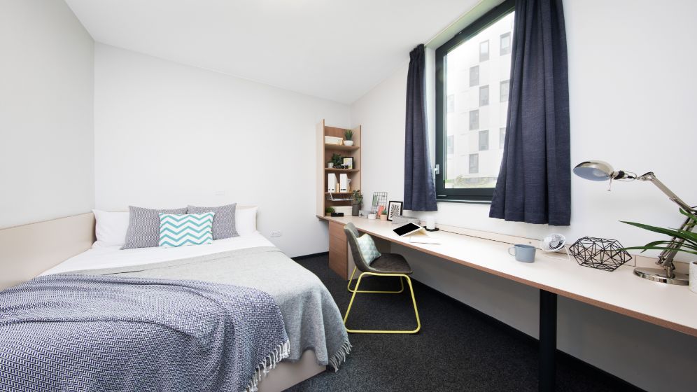 Wellington St Plaza premium bedroom